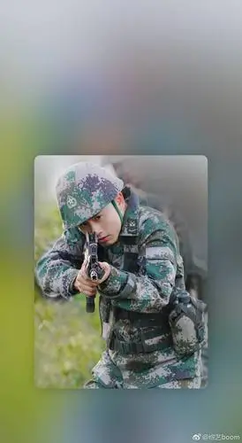 张杰 张杰帅气军装,非常英姿飒爽有木有,军装是最漂亮的颜色～[米奇
