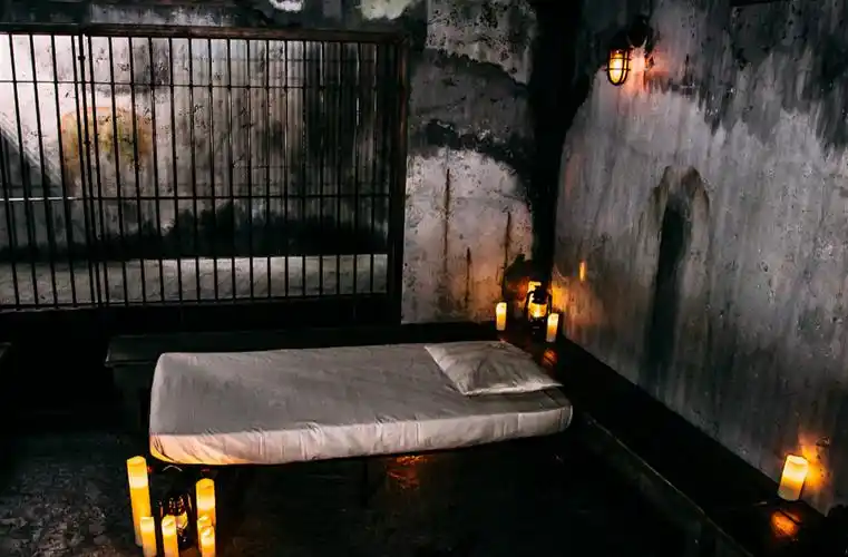 奇葩酒店推出监狱客房内部构造酷似真实牢房