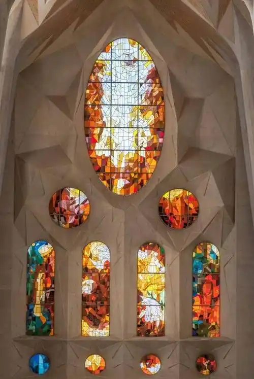 世界上最美的彩色玻璃花窗,每一扇都藏着一段经典历史_教堂_高迪_窗户