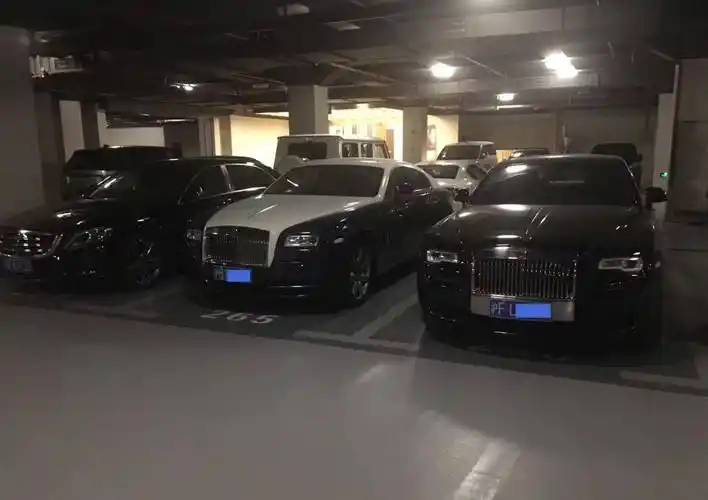 探访古北壹号地库,豪车几百台,劳斯莱斯是前菜,明星的拉法停这