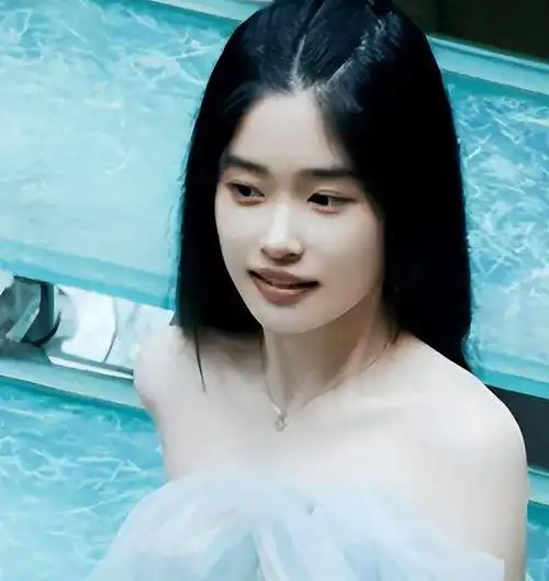 陈童,一个2000年出生的新人演员,近日因为出演张艺谋导演的犯罪剧情片