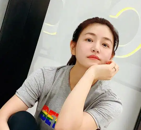 37岁陈妍希晒照,素颜出镜没有美颜精修,这"童颜"脸我没看错吧