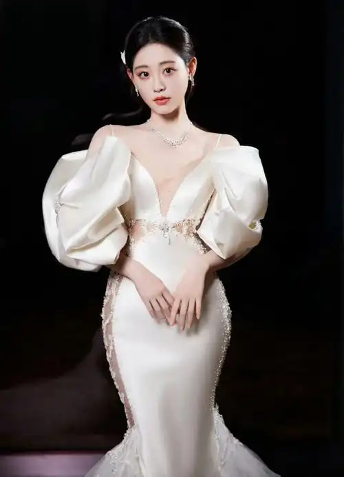 祝绪丹月白缎面珠缀礼服##祝绪丹人鱼公主礼服