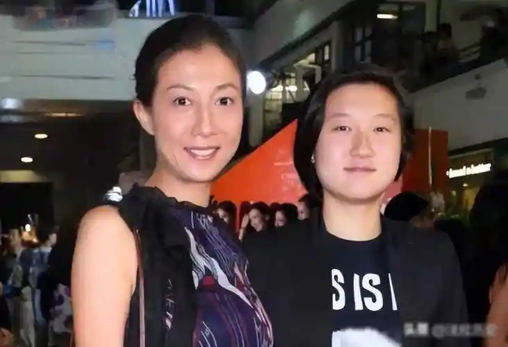 异国流浪也绝不回国!"小龙女"吴卓林,走上了另一条道路