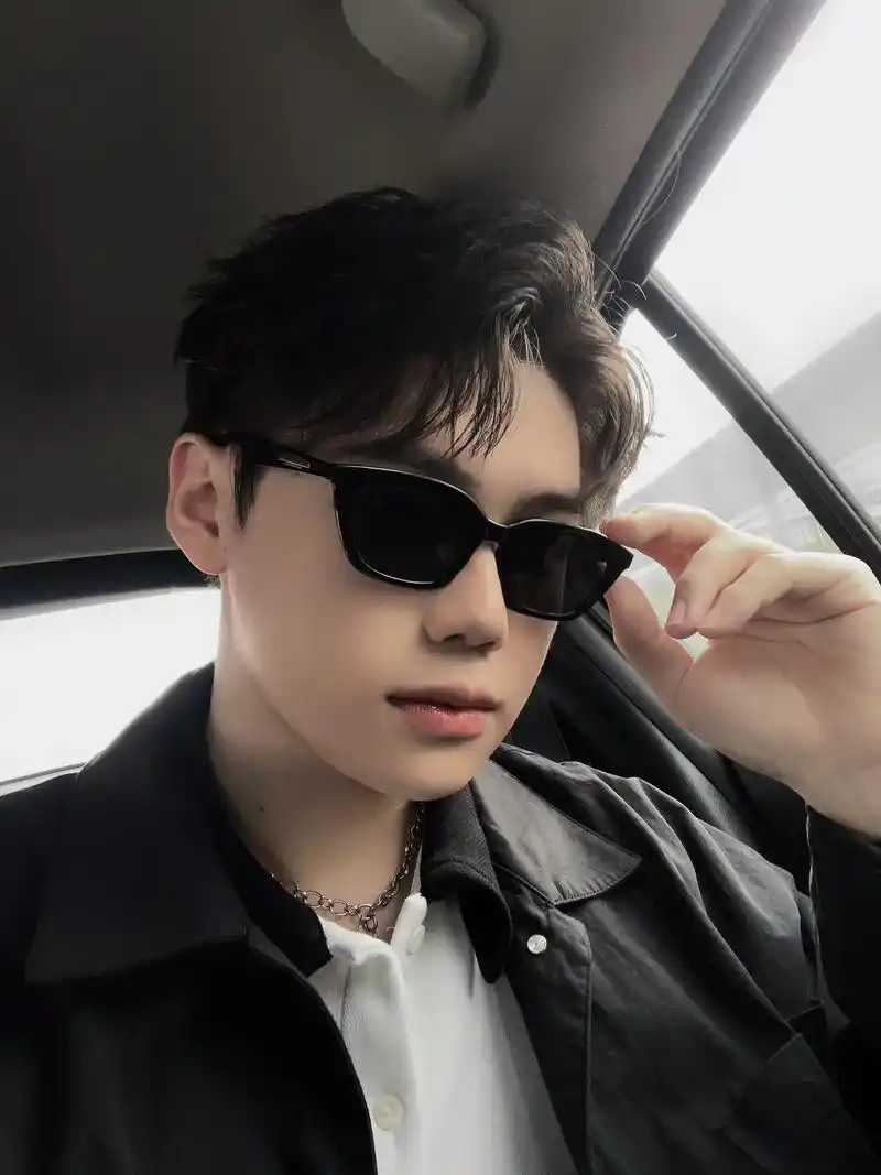 墨镜一戴 谁都不爱.#氛围感帅哥 #男生穿搭 #氛围感 #生 - 抖音