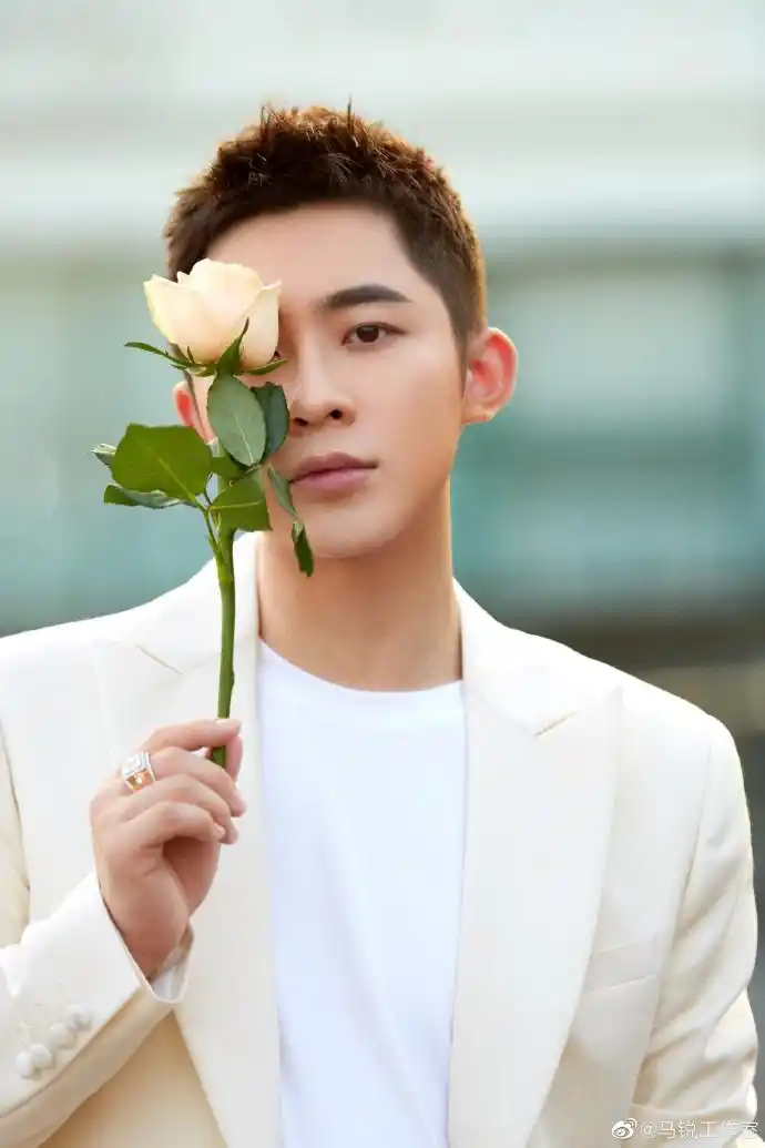 马锐#| fashion photos献上今日份人比花娇的白月光～摄影师:@摄影师