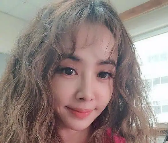 39岁蔡依林换新发型一头羊毛卷长发可爱又减龄