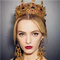 头戴皇冠的女生头像点击鼠标右键下载