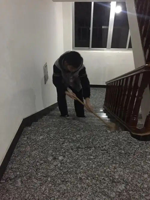 扫楼梯
