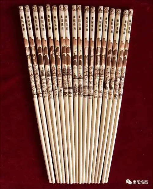 ︽烙画筷子山水︾12王海青︽盛世荷风︾13张 珍︽富贵吉祥︾︽玉兔