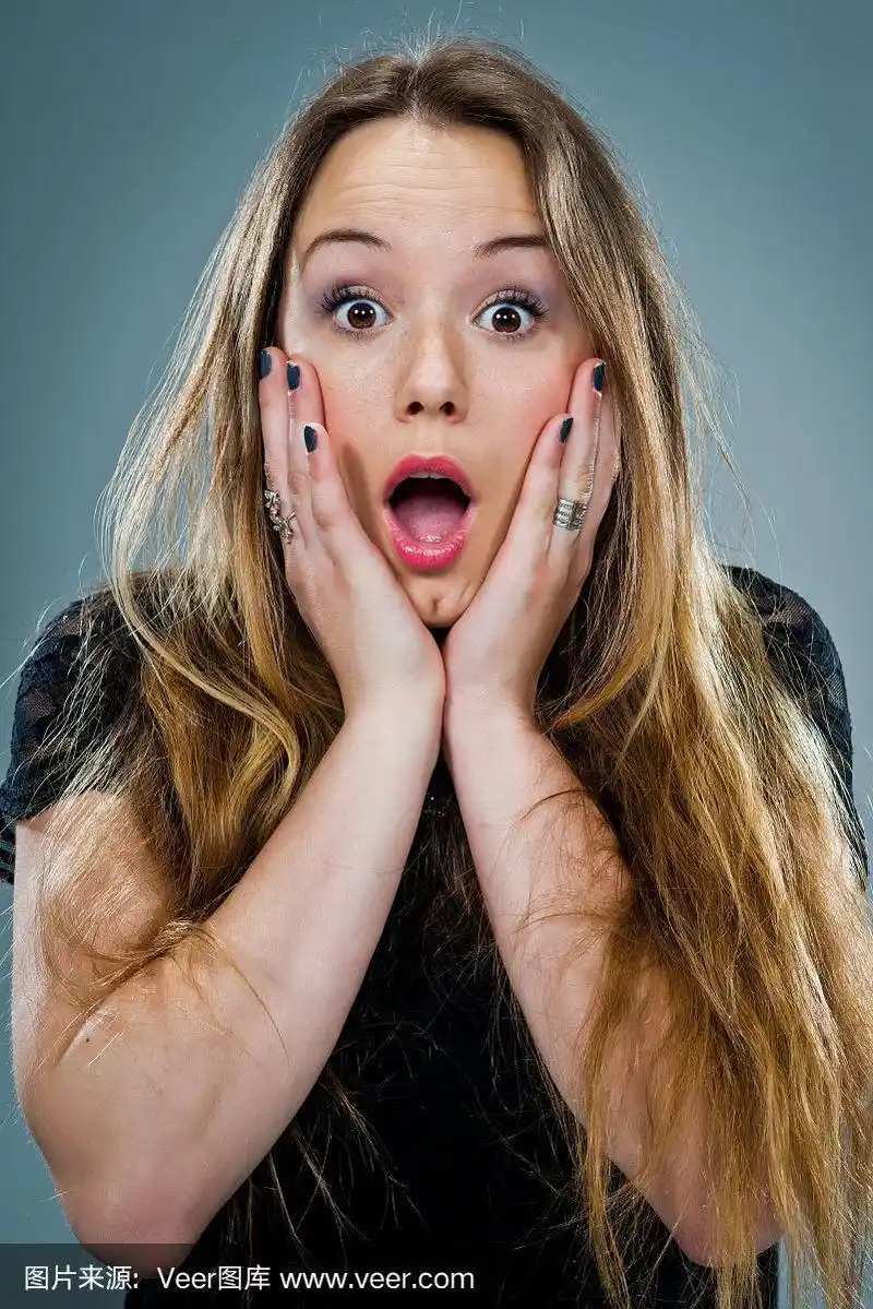 表情惊讶的年轻女子