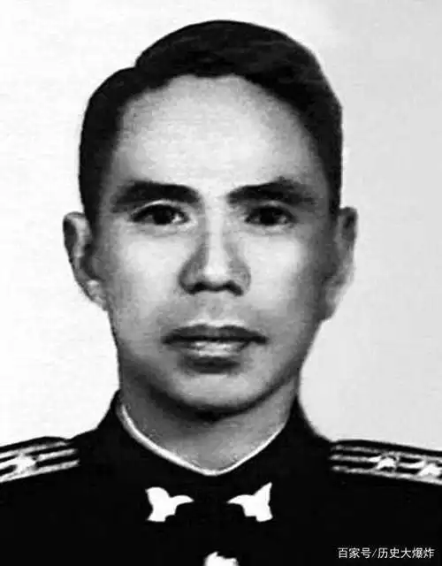 他小时候家境不好,所以上学的年龄非常晚,最后还是靠冒充同乡"毛善森"