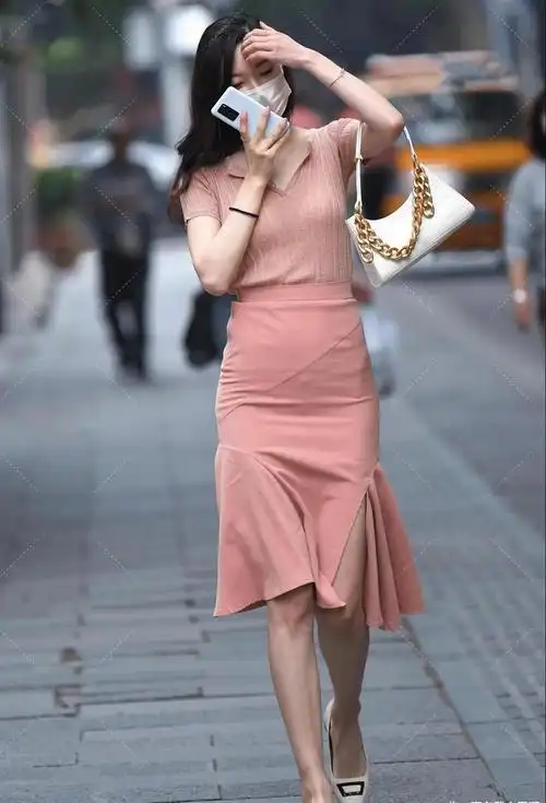 小姐姐高挑的身材搭配一身肉粉色的穿搭勾勒出她性感的曲线