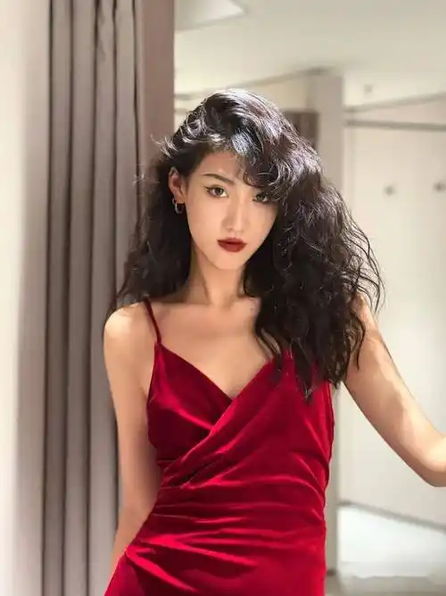 "复古港风烫发"女孩,年底烫发约起来!_发型_刘海_头发