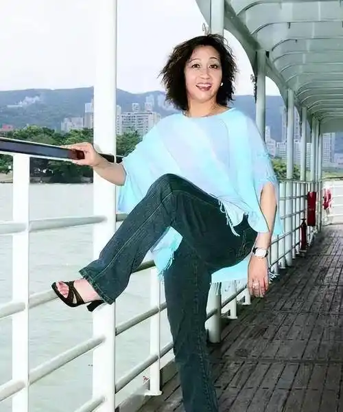 她因一根烟爆红,骂洪金宝,叫成龙"大鼻",连周星驰都求她出山_元秋