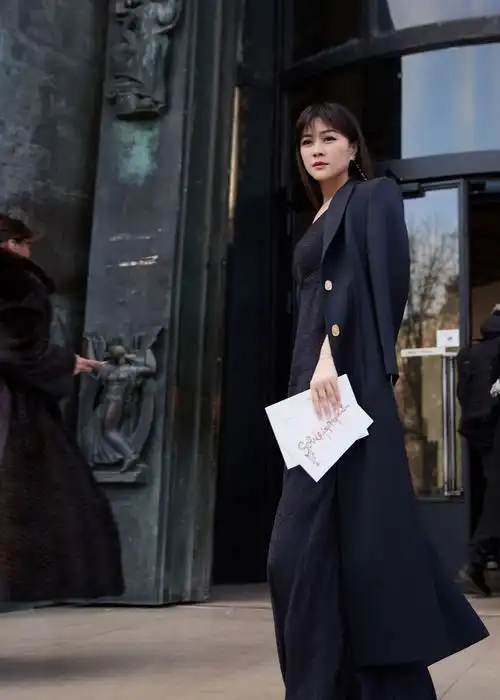 1 / 16 著名演员田海蓉作为巴黎高级定制时装周多年来的特邀明星嘉宾