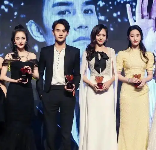 可以看到当红帅气的男女明星盛装出席,以最好的形象亮相;又能看到各路