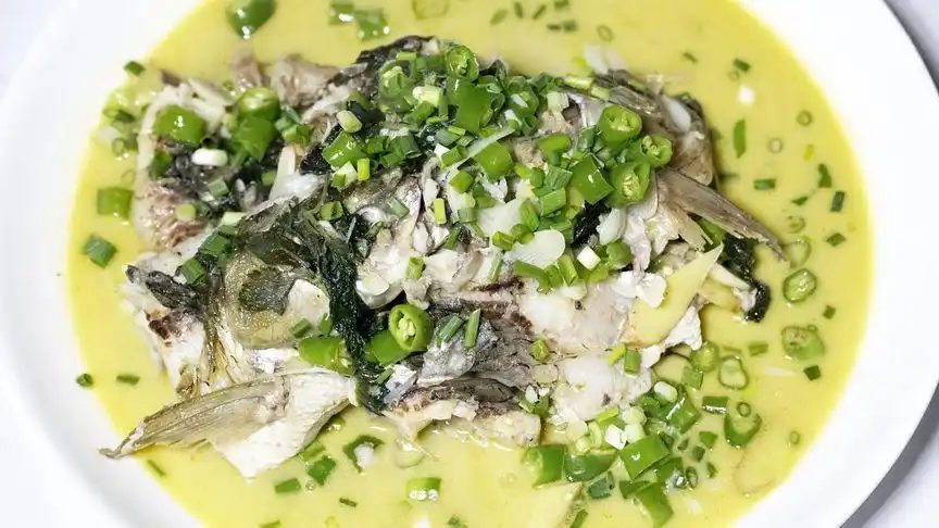 青椒焖草鱼,几只青椒,一条草鱼,肉嫩而不腻,味道鲜美