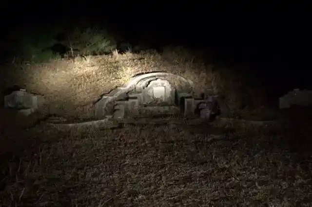 生活在路上的第395天夜宿坟墓群