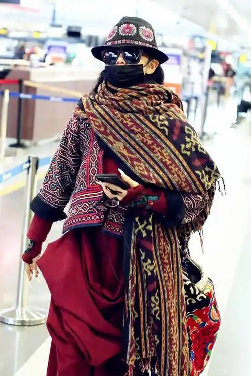 62岁杨丽萍穿深红裙装 演绎最美的中国风 孔雀舞者的美丽信仰|民族风