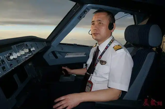 江西五星机长连续飞行32年未出错安全飞行21万个小时