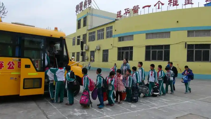 p>菏泽市牡丹区华蕾小学是一所民办寄宿制的学校,以小班化教学, a