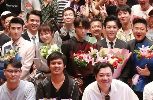 终极笔记杀青照里小鱼粮背了黑金古刀还撅着嘴哈哈哈