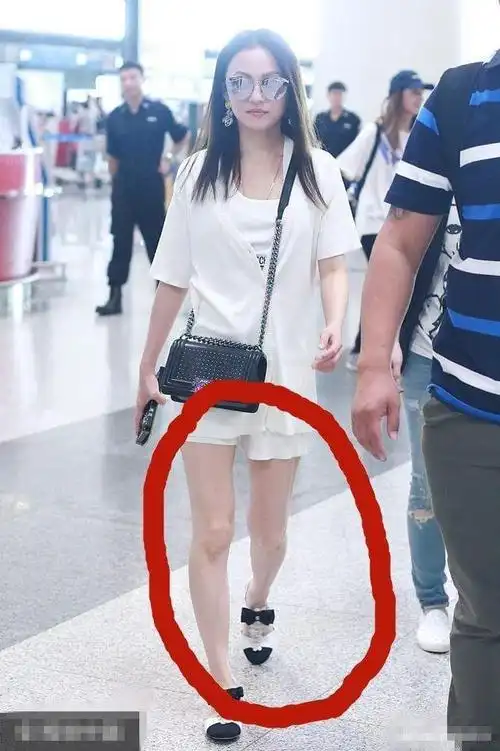 张韶涵穿热裤现身机场罗圈腿很抢镜小v脸变成了包子脸