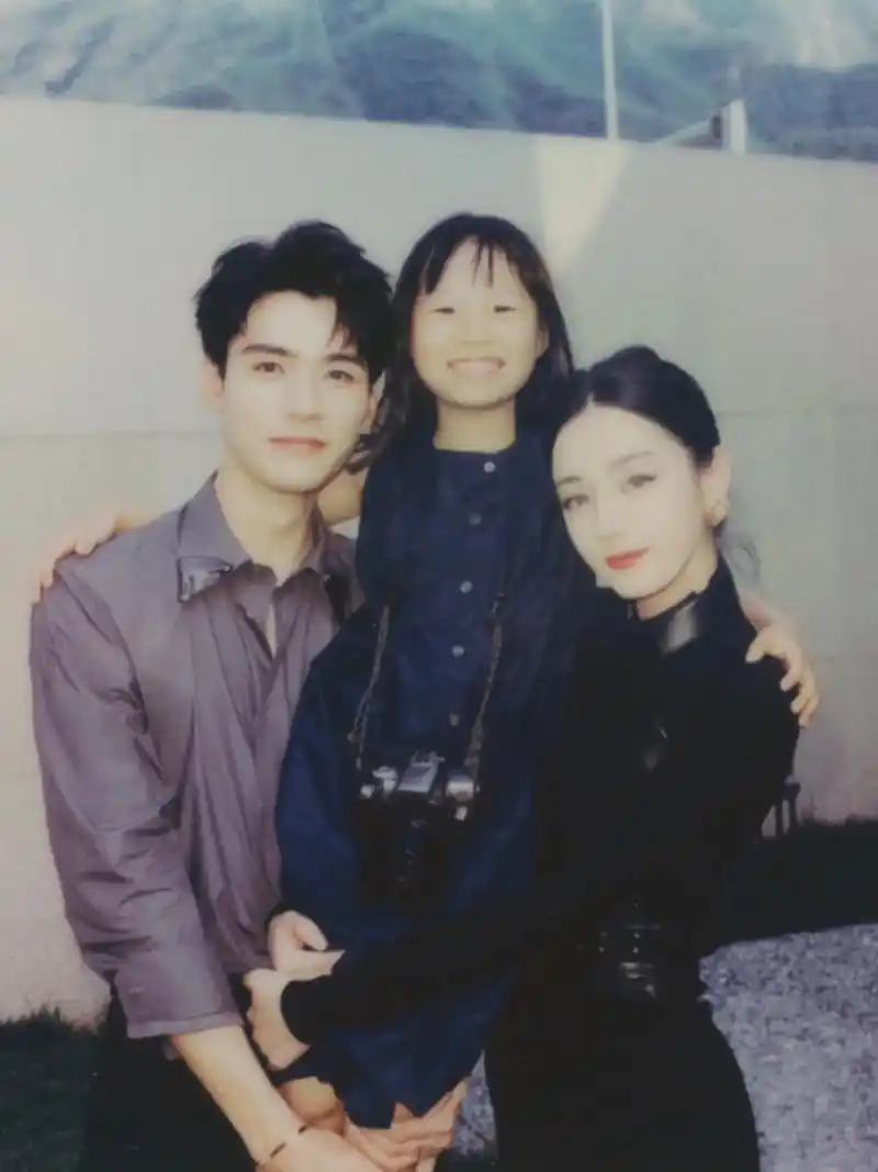 我给迪丽热巴和龚俊拍的照片.合照是我爸爸拍的@j神   #迪 - 抖音