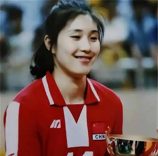 年轻时的孙玥,拥有着天赋和努力,她从小就展现出对排球的热爱和天赋