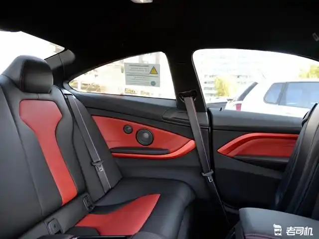 咆哮吧蓝白猛兽!小哥带你看宝马m4