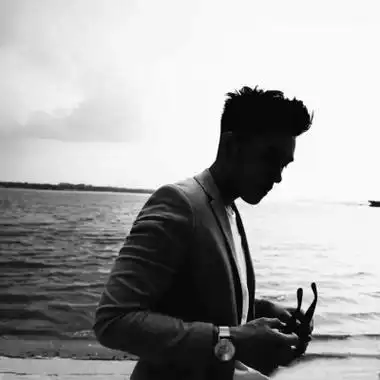 木兮:成熟魅力大叔黑白头像/这人间疾苦