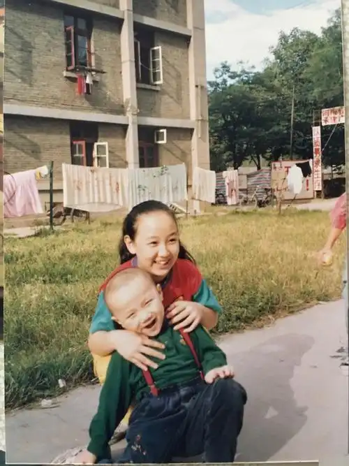 宋丹丹女儿关凌晒巴图小时候合影,神秘手杨玏被扒