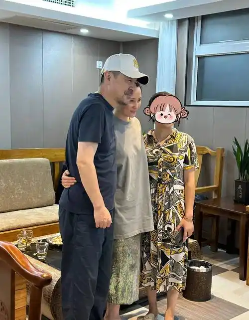 网友晒和陈建斌夫妇聚餐,大赞两人自然随和,蒋勤勤素颜状态超好_儿子