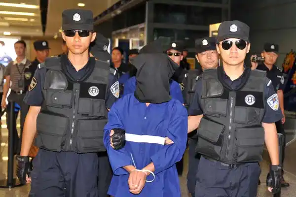 6月10日,中国警方在云南昆明长水机场押解特大跨国贩毒案犯罪嫌疑人.