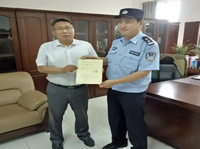 在聘任会上,石卫星校长为法制副校长牛忠永颁发了聘书.