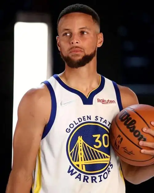 新赛季库里定妆照