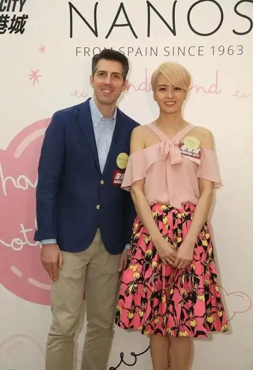 梁咏琪夫妇罕露面她一头黄发瘦得认不出看着比外籍老公还老气