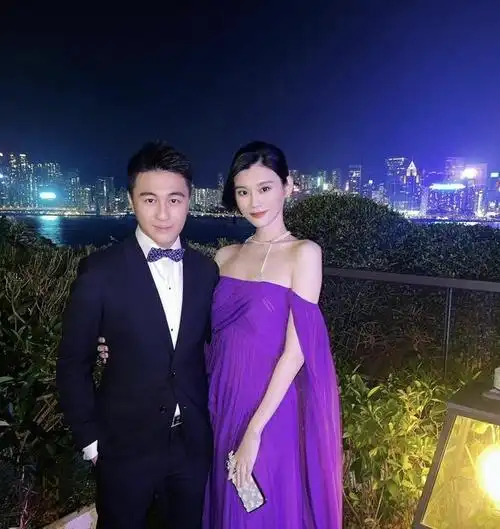 而何猷君也抓住了这次机会,试图与奚梦瑶接触并向她展开追求.