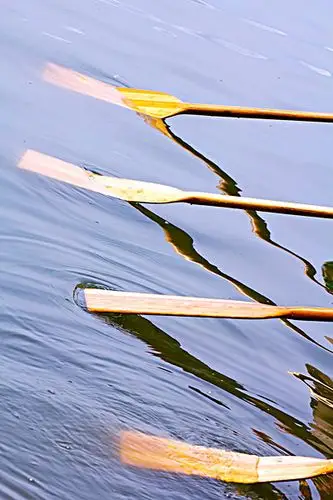 端午节龙舟比赛中船桨的局部大特写