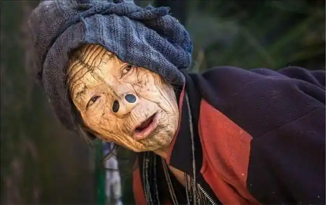 这里的女人丑的吓人,脸黑鼻孔大,越丑越开心