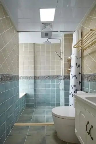 墙面也贴了腰花,腰花上下墙砖颜色又不同,效果还不错.