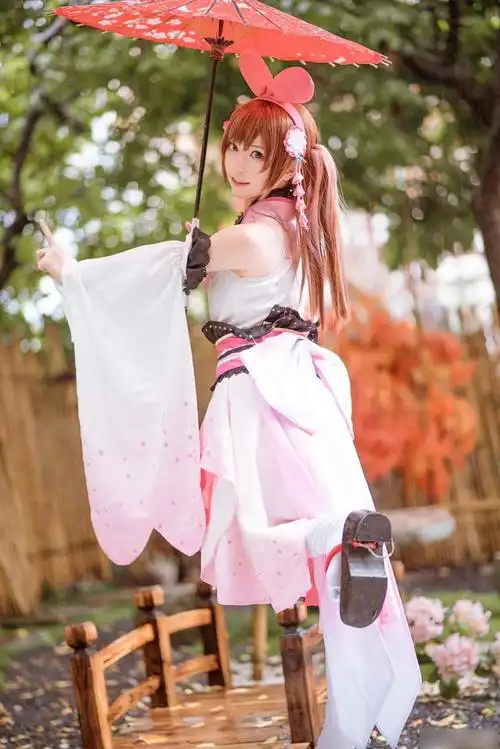 今天给大家带来两组国人coser扮演的人气虚拟偶像"绊爱"的cosplay作品