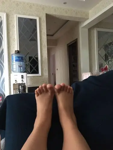 宝贝,因为你在妈妈肚子里越来越大,妈妈的脚开始肿了起来.