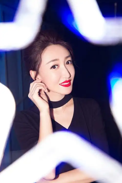 影片中,实力派演员宋宁在《白日迷雾》中担当女主,出演身份成谜的都市