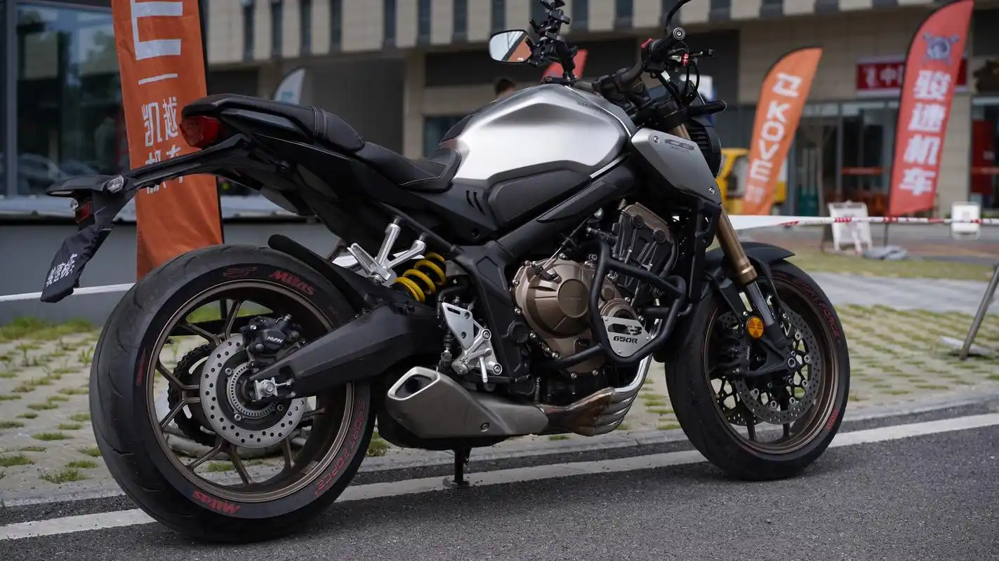 本田cb650r 【大贸车型】 【上牌时间】2021年1月 【行驶里程】12500