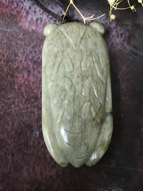 14.明代和田玉如意纹玉蝉