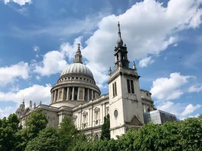 伦敦泰晤士河北岸纽盖特街与纽钱吉街交角处,巴洛克风格建筑的代表,以