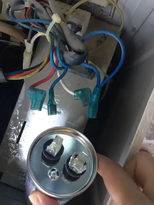 大热天空调坏了,痱子都热出来了