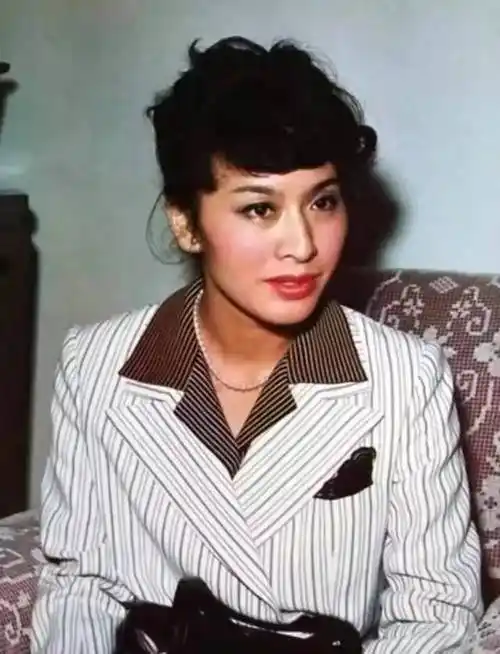 被栗原小卷年轻时的穿搭惊艳,穿套裙烫卷发戴项链,美得优雅迷人_衬衫